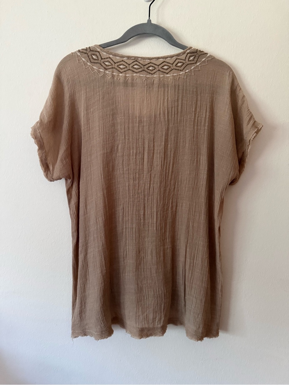 Monoreno Boho Embroidered Gauze Raw Hem Short Sleeve Scoop Neck Tee - Picture 5 of 10